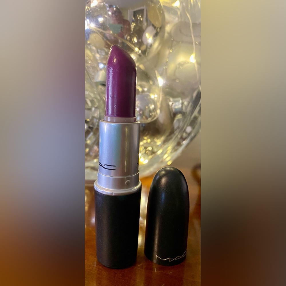 MAC LIPSTICK shade STRONG WOMAN